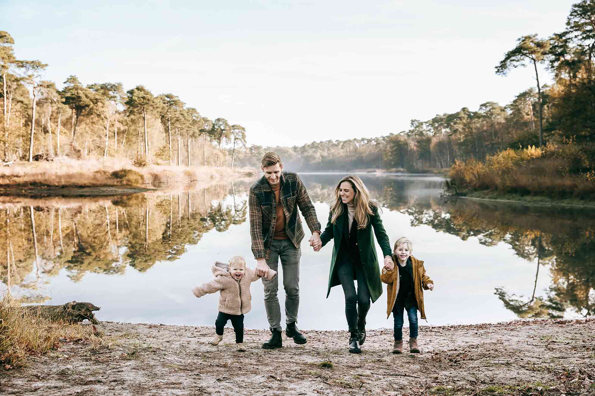 Gezinsshoot met ouders en kinderen in de Oisterwijkse bossen en vennen