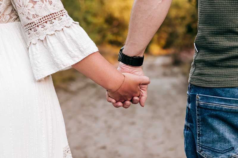 Verliefd koppel hand in hand op de Oirschotse Heide