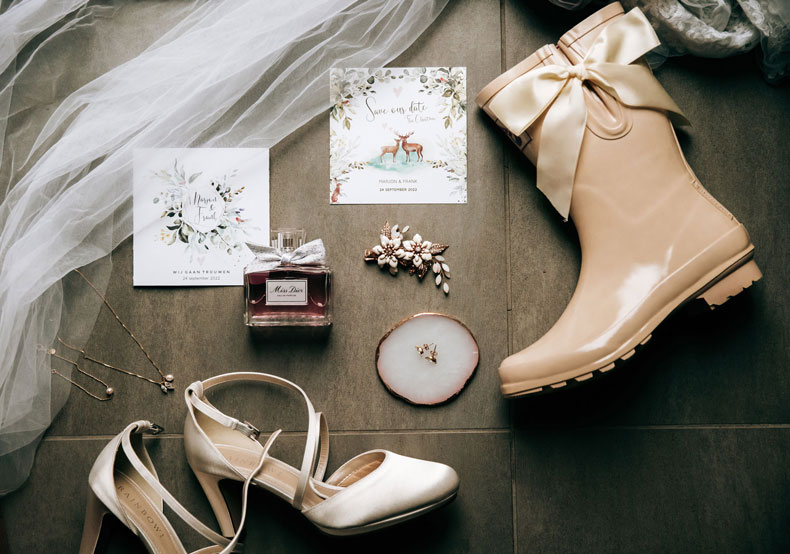 Mooie flatlay van de accessoires en details van de bruid