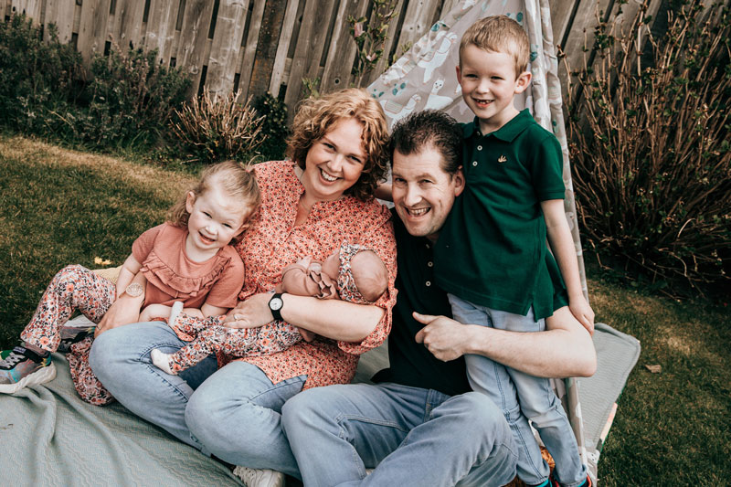 Familieshoot met kinderen in eigen tuin in Middelbeers