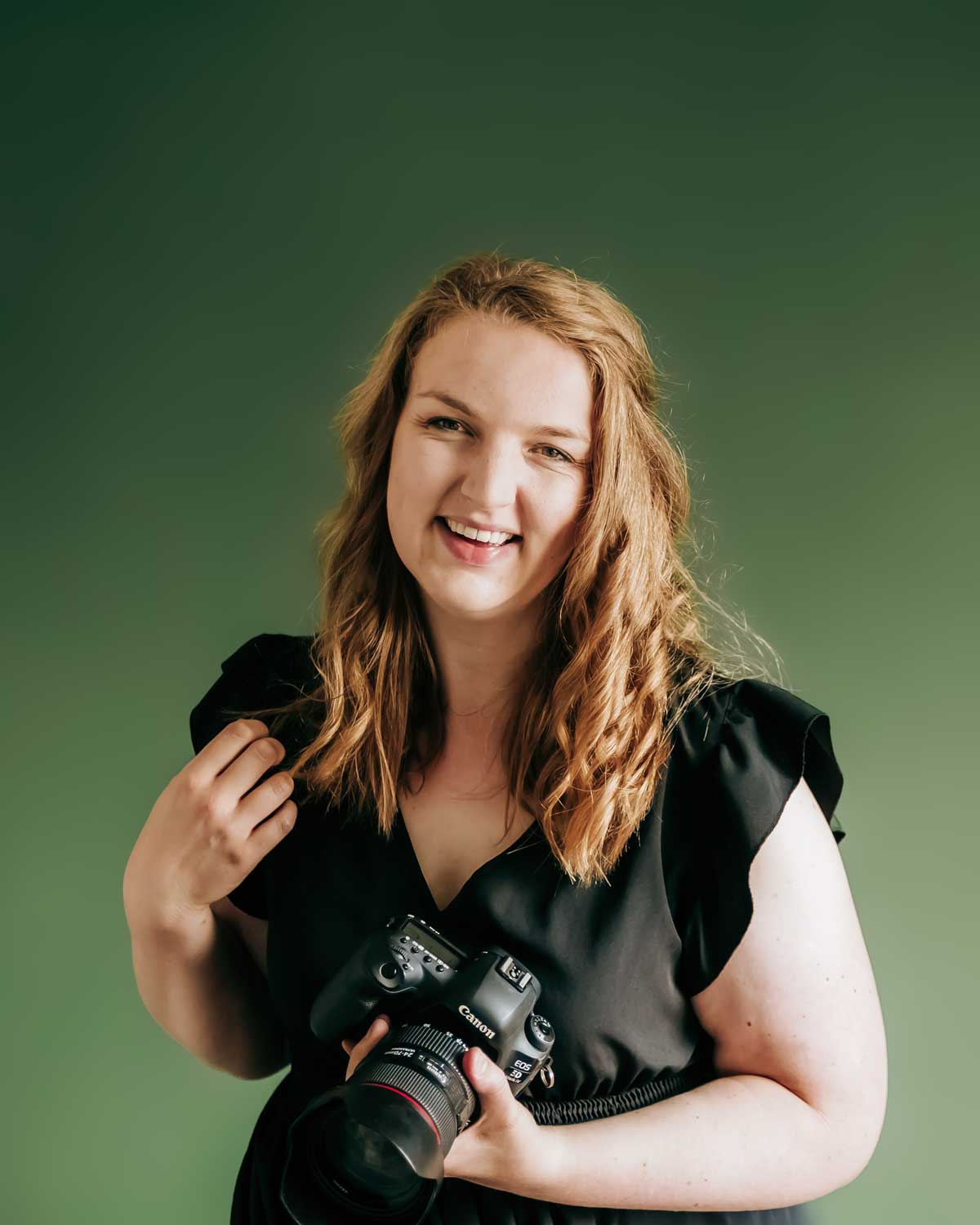 Angela Kiemeneij Fotografie Portret met camera. Angela komt uit Oirschot en is familie- en trouwfotograaf. Ze fotografeert in Brabant zoals Oisterwijk, Vught, Tilburg en Eindhoven.