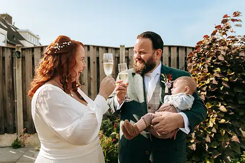 bruiloft-de-baest-oost-west-middelbeers-oirschot-kiemeneij-angela-fotografie-trouwen-trouwfotograaf-baby-25-brabant Er wordt geproost door het bruidspaar op hun mooie dag die komen gaat!