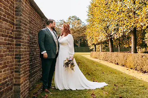 bruiloft-de-baest-oost-west-middelbeers-oirschot-kiemeneij-angela-fotografie-trouwen-trouwfotograaf-baby-33-brabant Een romantische kleurrijke spontane foto van de fotoreportage van het bruidspaar op Landgoed de Baest in Oostelbeers gefotografeerd door Angela Kiemeneij Fotografie.