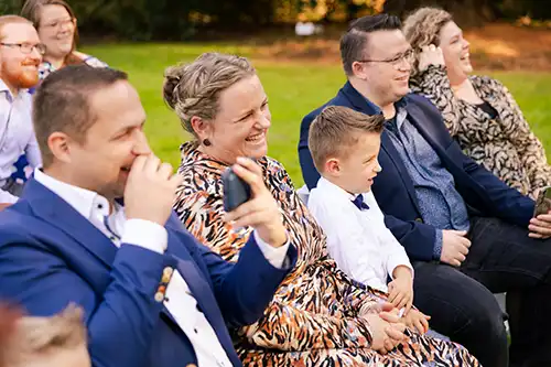 bruiloft-de-baest-oost-west-middelbeers-oirschot-kiemeneij-angela-fotografie-trouwen-trouwfotograaf-baby-74-brabant Buiten trouwen op Landgoed de Baest in Oostelbeers in oktober met een mooie zon. Een spontane en kleurrijke trouwreportage door Angela Kiemeneij Fotografie.