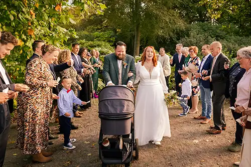 bruiloft-de-baest-oost-west-middelbeers-oirschot-kiemeneij-angela-fotografie-trouwen-trouwfotograaf-baby-88-brabant Buiten trouwen op Landgoed de Baest in Oostelbeers in oktober met een mooie zon. Een spontane en kleurrijke trouwreportage door Angela Kiemeneij Fotografie.