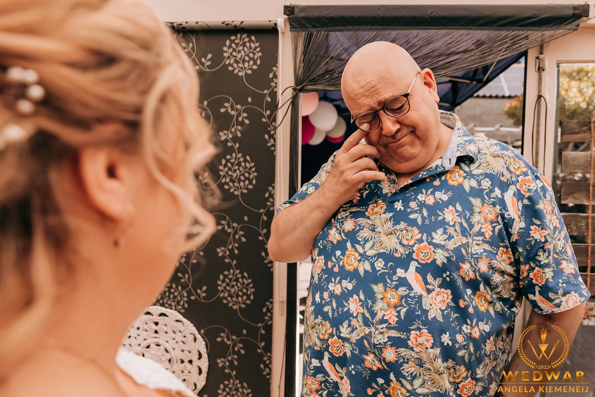 Bruiloftreportage Angela Kiemeneij huilende vader bij de first-look met zijn dochter in Maarheeze