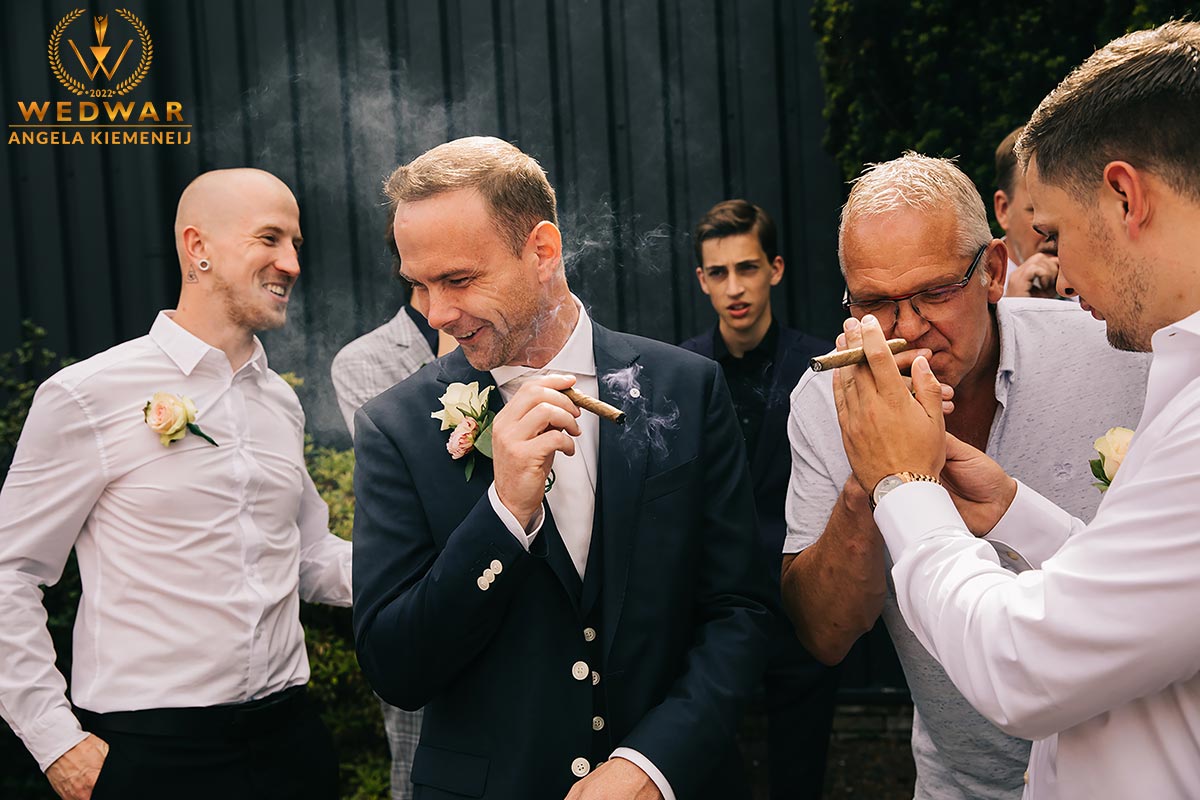 Bruiloftreportage Angela Kiemeneij samen een sigaar roken in Best