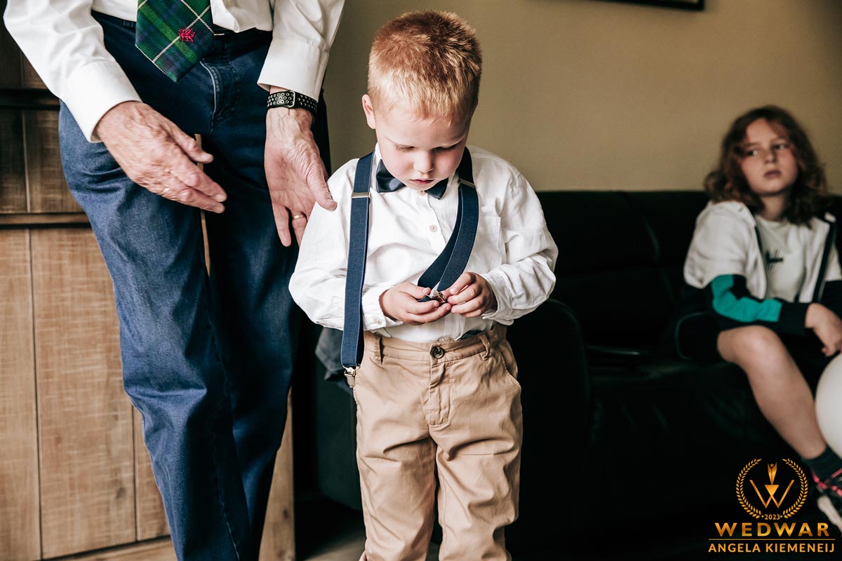 Bruiloftreportage Angela Kiemeneij samen omkleden ook de kinderen net in het pak. Opa helpt mee in Boxtel.