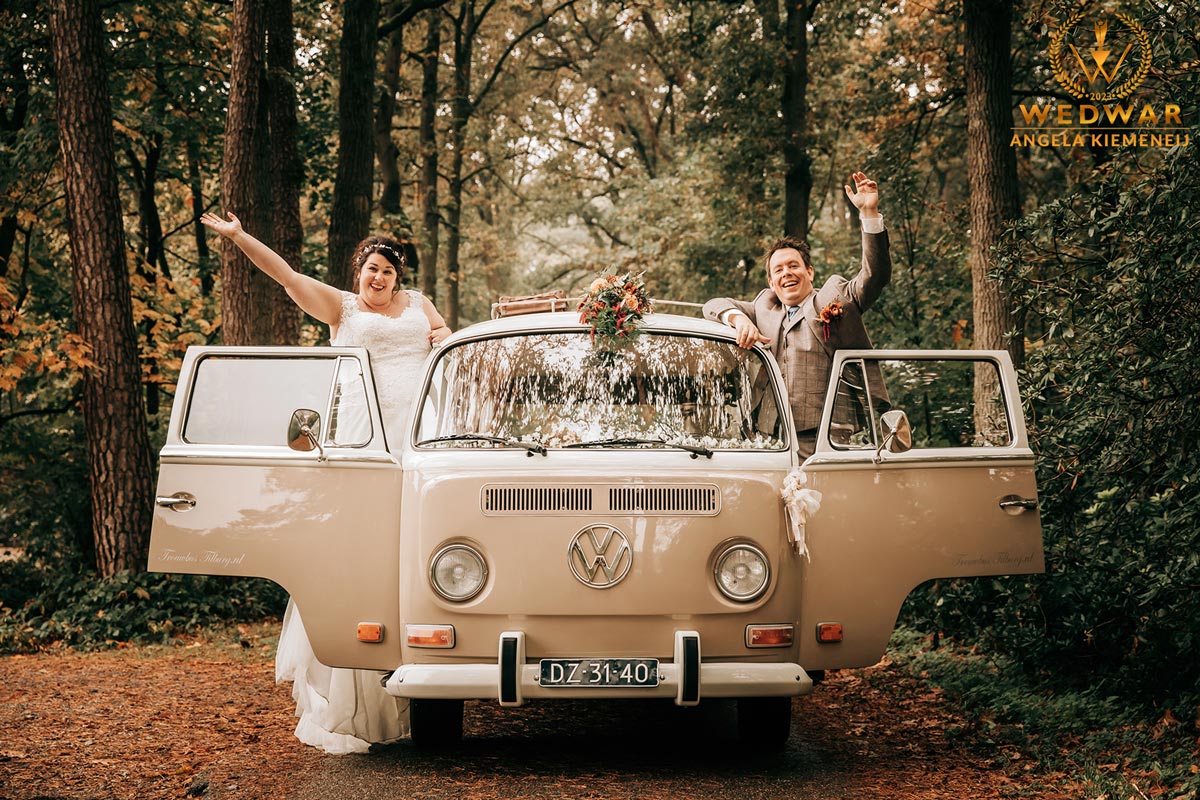 Bruiloftreportage Angela Kiemeneij plezier tijdens de trouwreportage in Oirschot met Trouwbus Tilburg