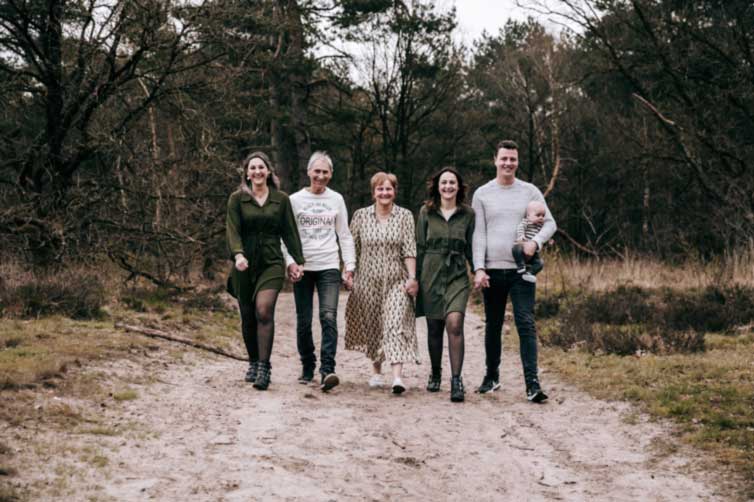 Familieshoot tijdens het blauwe uurtje op de Oirschotse Heide