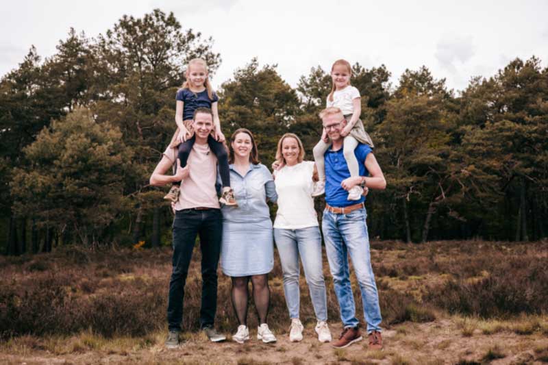 Leuke familie op de Oirschotse Heide met een zomerweertje in mei