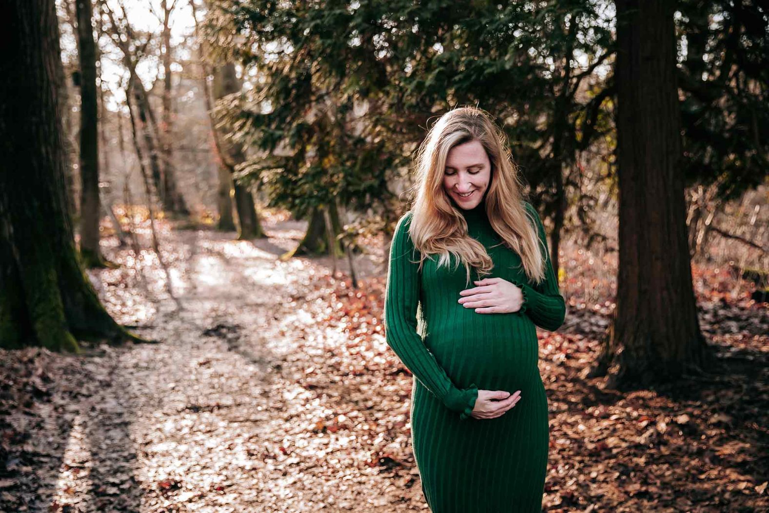 Zwangerschapsshoot in Oisterwijk. Ze is zwanger van een tweeling.
