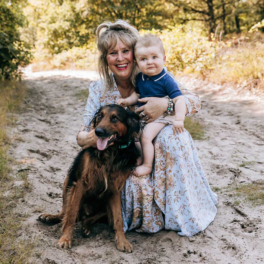Fotoshoot met je hond en kleinkind in de bossen.