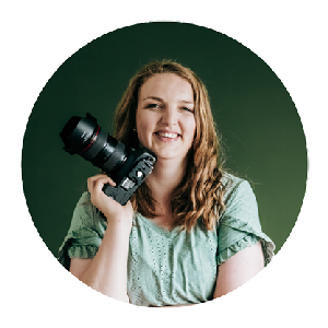 Portret van Angela Kiemeneij met haar camera in haar hand.