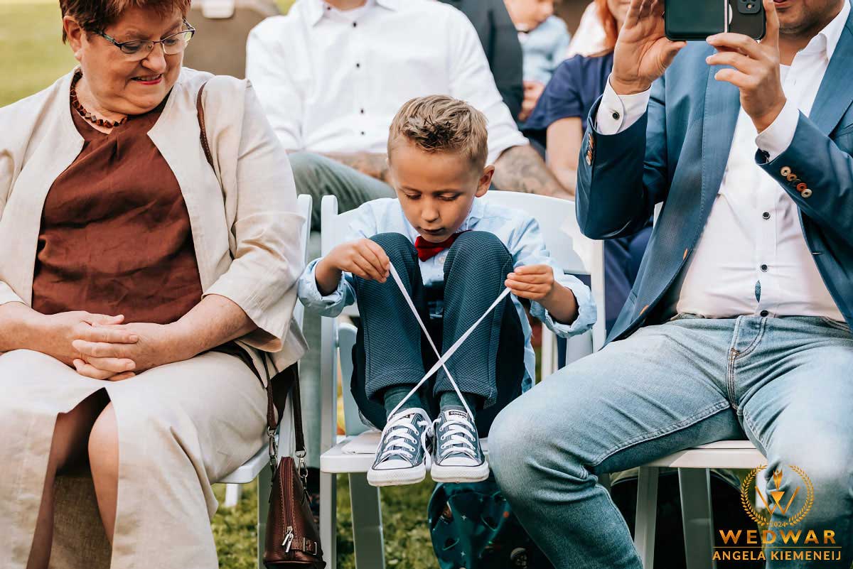 Bruiloftreportage Angela Kiemeneij. Neefje verveelt zich tijdens de trouwceremonie.