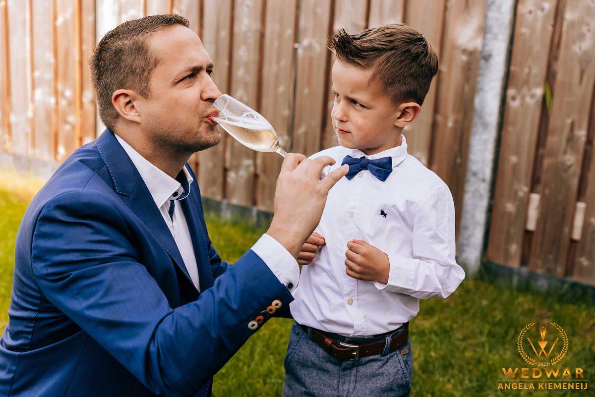 Bruiloftreportage Angela Kiemeneij. Champagne drinken met papa. Gefotografeerd door de trouwfotograaf.