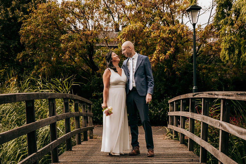Trouwen in gemeente Best. Groepsfoto's in de Koetshuistuin vastgelegd door de trouwfotograaf.