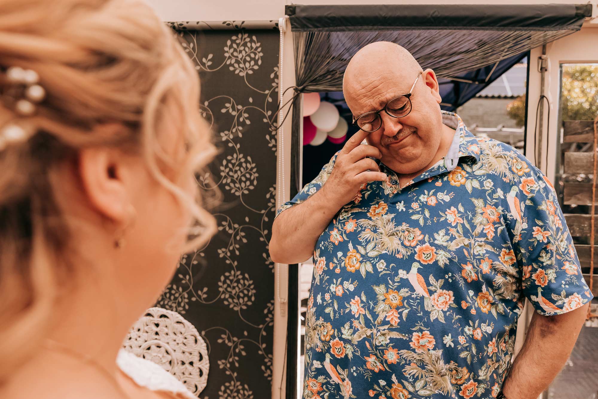 Papa is emotioneel bij het zien van zijn dochter in haar trouwjurk.