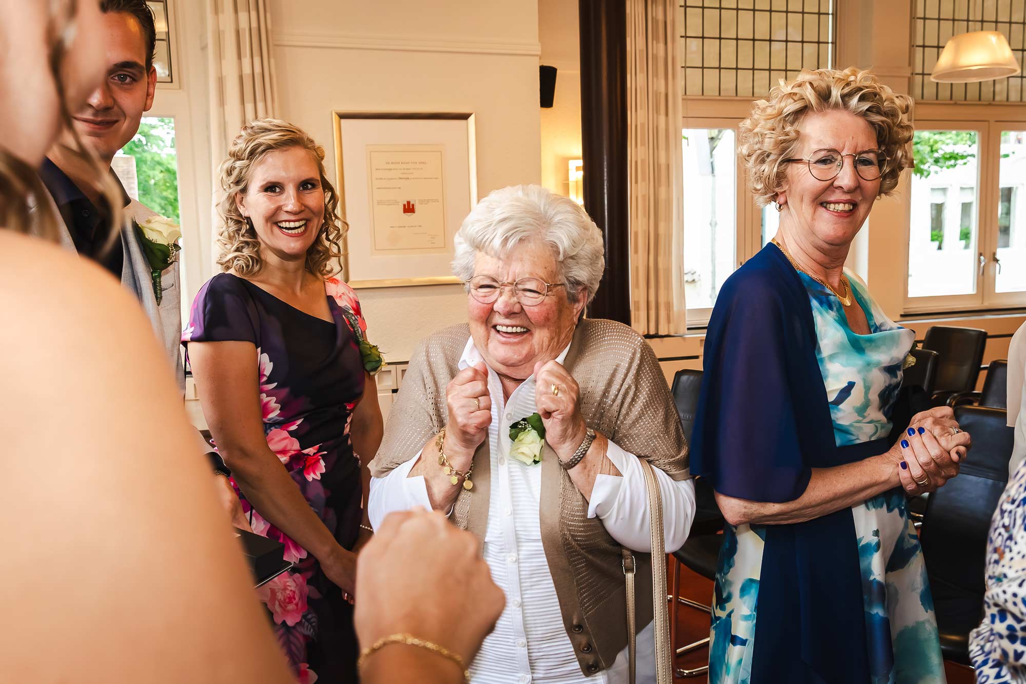 Hele blije oma die niet kan wachten om de bruid te feliciteren, prachtig moment!