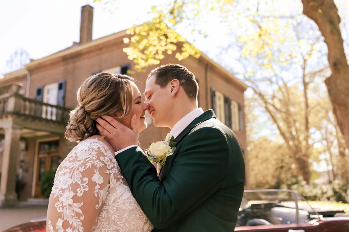Maud & Martijn gingen trouwen op Kasteelhoeve Geldrop. Lekker buiten romantisch onder een boom. Een prachtige locatie! De foto is gemaakt door Angela Kiemeneij Fotografie. Een professionele trouwfotograaf uit Oirschot.