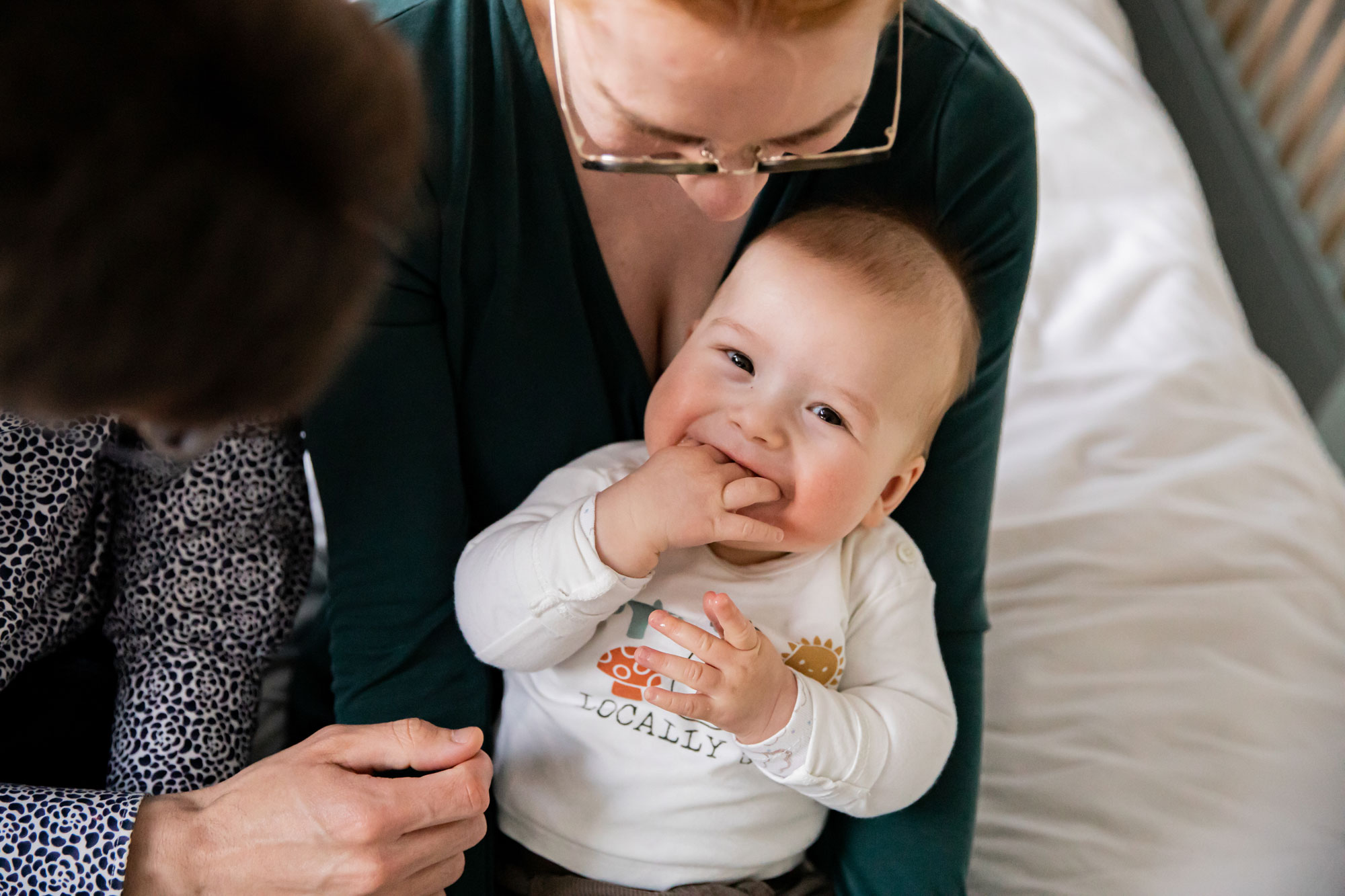 Babyshoot lekker thuis bij papa en mama op schoot lachen.