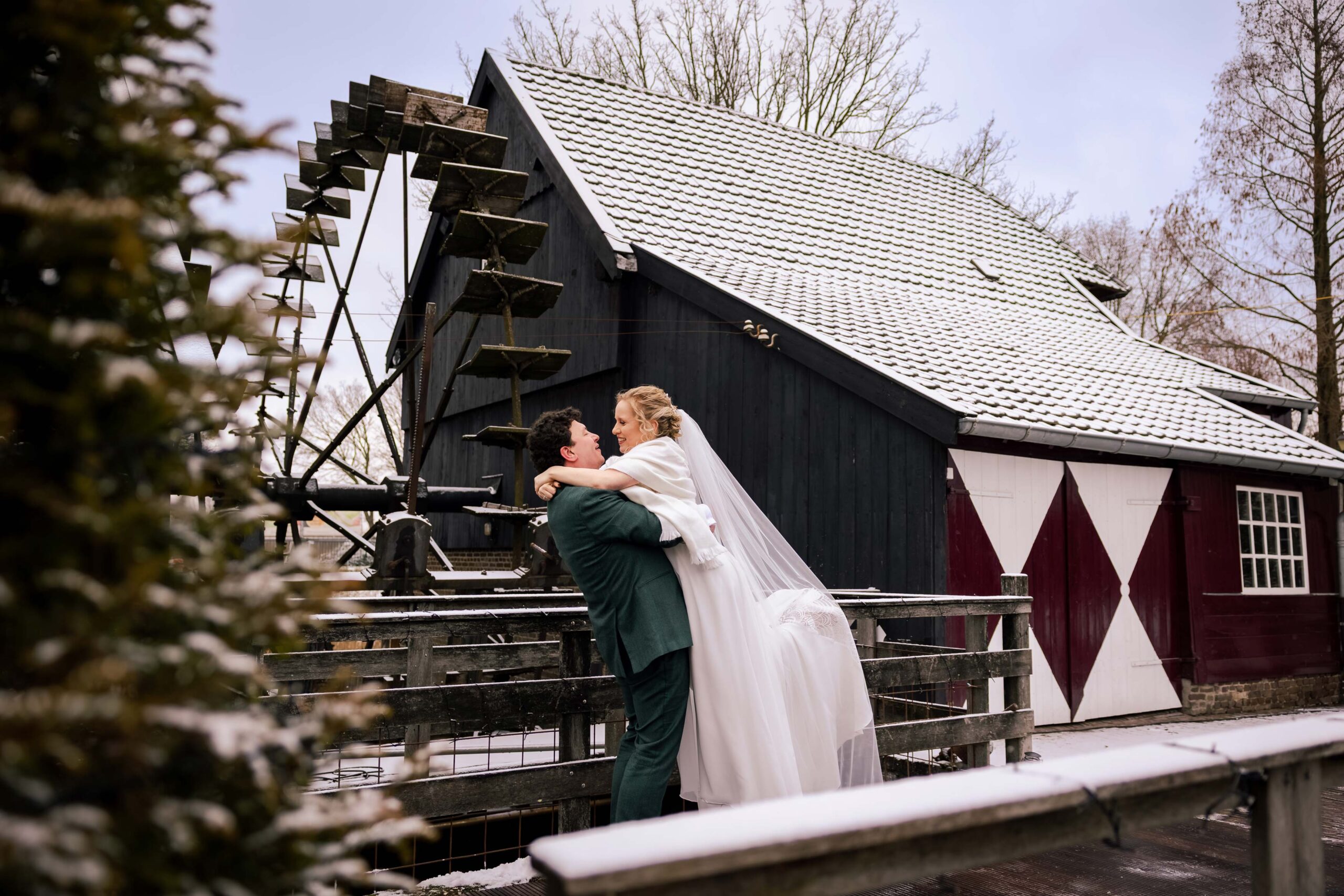 Trouwen in de winter (januari) bij de Watermolen van Opwetten in Nuenen. Gefotografeerd door de beste trouwfotograaf uit Brabant Angela Kiemeneij Fotografie
