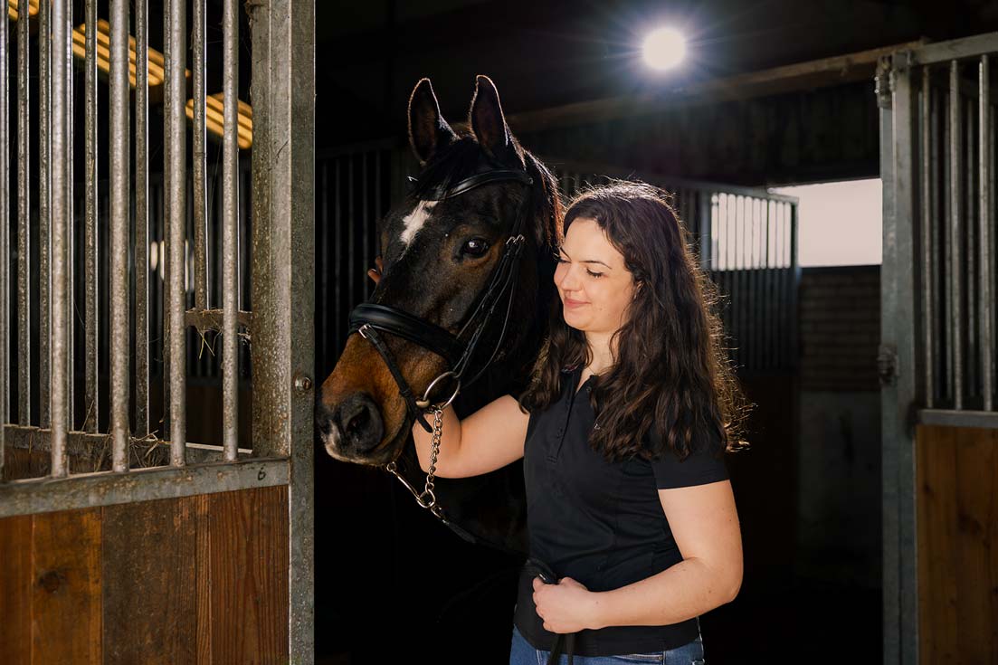 Fotoshoot met je paard bij je thuis of manege. Samen op de foto met je paard. Door Angela Kiemeneij Fotografie.