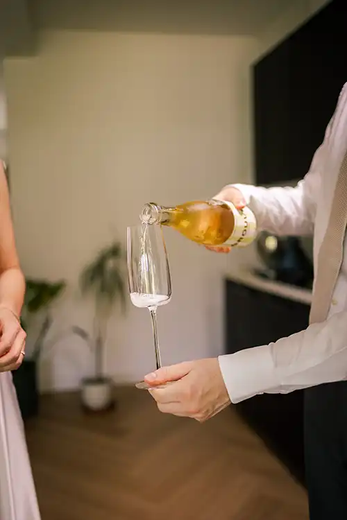 Eindhoven-185 Angela-Kiemeneij-Fotografie-Trouwfotograaf-Veldhoven-Brabant-mrs park-trouwen- Weer thuis bij het bruidspaar waar de champagne wordt geplopt en er lekker wordt geproost en gegeten in Eindhoven.