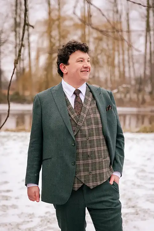 Spontane trouwfoto van een bruidspaar tijdens een winterbruiloft in januari bij de Watermolen van Opwetten in Nuenen.